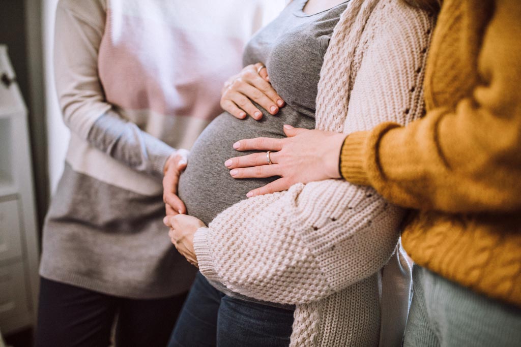 Expectant parents receiving pregnancy and birth support